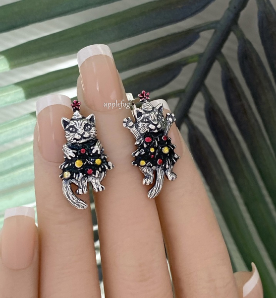 Серебряные серьги Новый Кот Серебряные асимметричные серьги Новогодние котики: праздник в каждом движении!